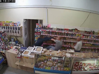Пьяный грабитель устроил драку с покупателями за прилавком магазина