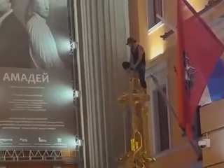 Ценитель прекрасного пострадал у театра имени Вахтангова в Москве