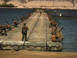 Около 20 солдат пострадали при обрушении моста на учениях в Приамурье