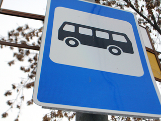 В Костроме автобус зажал в дверях, а потом уронил на дорогу 75-летнюю пассажирку