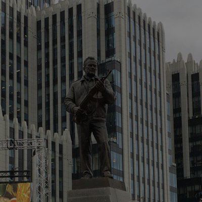С памятника Калашникову убрали изображение чертежа немецкой винтовки С памятника Калашникову убрали изображение чертежа немецкой винтовки