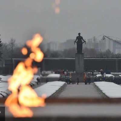 Венки возложили к мемориалу на Пискаревском кладбище в годовщину освобождения Ленинграда от блокады Венки возложили к мемориалу на Пискаревском кладбище в годовщину освобождения Ленинграда от блокады