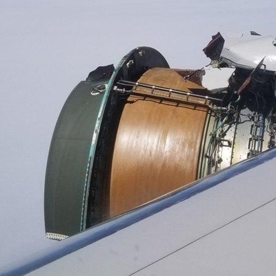 Двигатель Boeing 777 развалился во время полета над Тихим океаном Двигатель Boeing 777 развалился во время полета над Тихим океаном