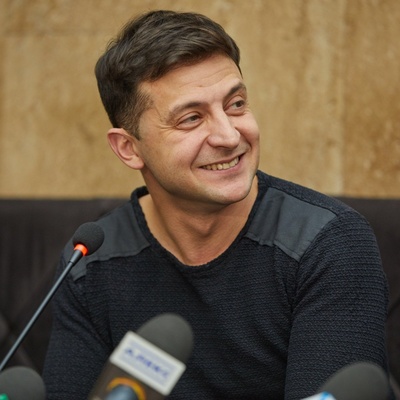 Владимир Зеленский оттолкнул министра обороны Украины Степана Полторака Владимир Зеленский оттолкнул министра обороны Украины Степана Полторака