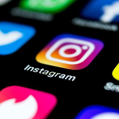 Соцсеть Instagram начала скрывать количество лайков под публикациями пользователей Соцсеть Instagram начала скрывать количество лайков под публикациями пользователей