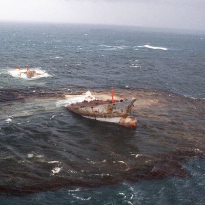 Утечки топлива из поврежденного взрывом танкера в Азовском море нет Утечки топлива из поврежденного взрывом танкера в Азовском море нет