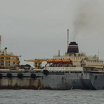 Экипаж плавбазы «Петр Житников», горящей у берегов Курил, запустил двигатель Экипаж плавбазы «Петр Житников», горящей у берегов Курил, запустил двигатель