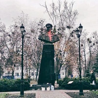 Памятник маршалу Жукову в Харькове облили краской Памятник маршалу Жукову в Харькове облили краской