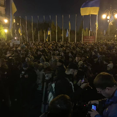 Около 800 человек принимают участие в митинге у офиса президента Украины Около 800 человек принимают участие в митинге у офиса президента Украины