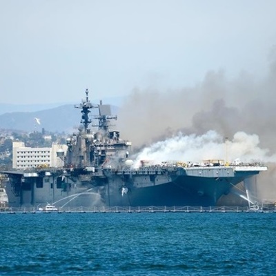 В порту Сан-Диего почти сутки горит американский военный корабль В порту Сан-Диего почти сутки горит американский военный корабль