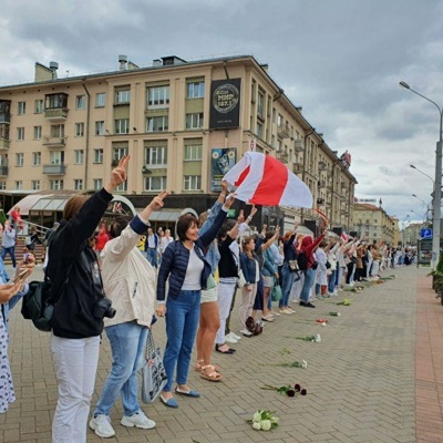 Протестующие начали собираться у метро Протестующие начали собираться у метро