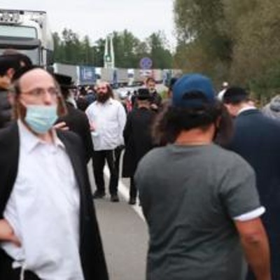 Большая группа из 570 паломников-хасидов покидает границу Белоруссии и Украины Большая группа из 570 паломников-хасидов покидает границу Белоруссии и Украины