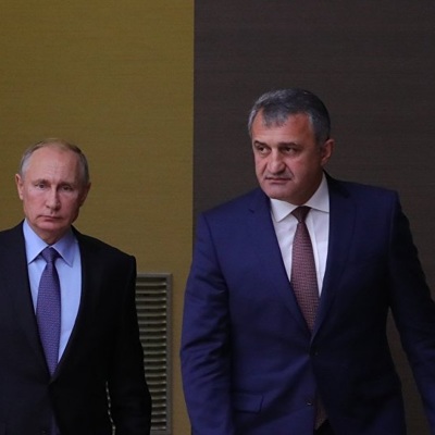 Путин поздравил югоосетинского коллегу с национальным праздником Путин поздравил югоосетинского коллегу с национальным праздником