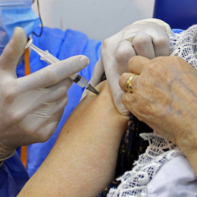 Минздрав призвал регионы активнее вакцинировать пожилых граждан