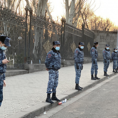 Полиция Еревана взяла под усиленную охрану резиденцию президента Полиция Еревана взяла под усиленную охрану резиденцию президента
