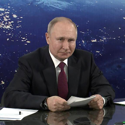 Владимир Путин предложил увеличить оклады российских космонавтов на 50% Владимир Путин предложил увеличить оклады российских космонавтов на 50%
