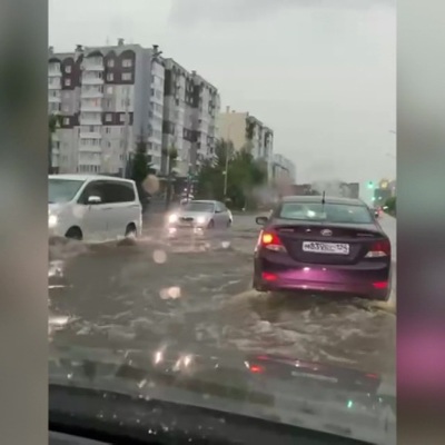 В Красноярске ливень размыл дороги В Красноярске ливень размыл дороги