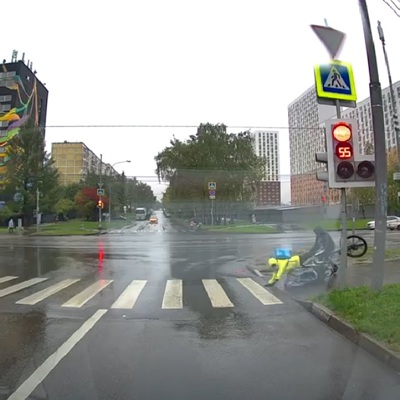 Курьер на велосипеде сбил коляску с годовалым ребенком на юге Москвы Курьер на велосипеде сбил коляску с годовалым ребенком на юге Москвы