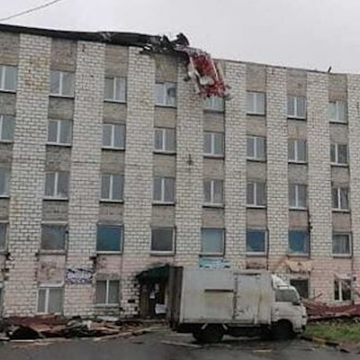 Появились кадры фатального падения крыши на Сахалине Появились кадры фатального падения крыши на Сахалине