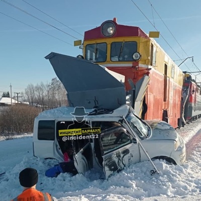 В Алтайском крае трое детей погибли при столкновении машины и снегоуборочного поезда
