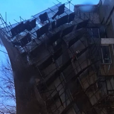 Сильный ветер сорвал строительные леса в центре Москвы Сильный ветер сорвал строительные леса в центре Москвы