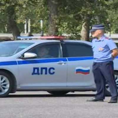 Сотрудники ДПС работают над отводом транспорта в районе аварии на трассе М-4 Сотрудники ДПС работают над отводом транспорта в районе аварии на трассе М-4