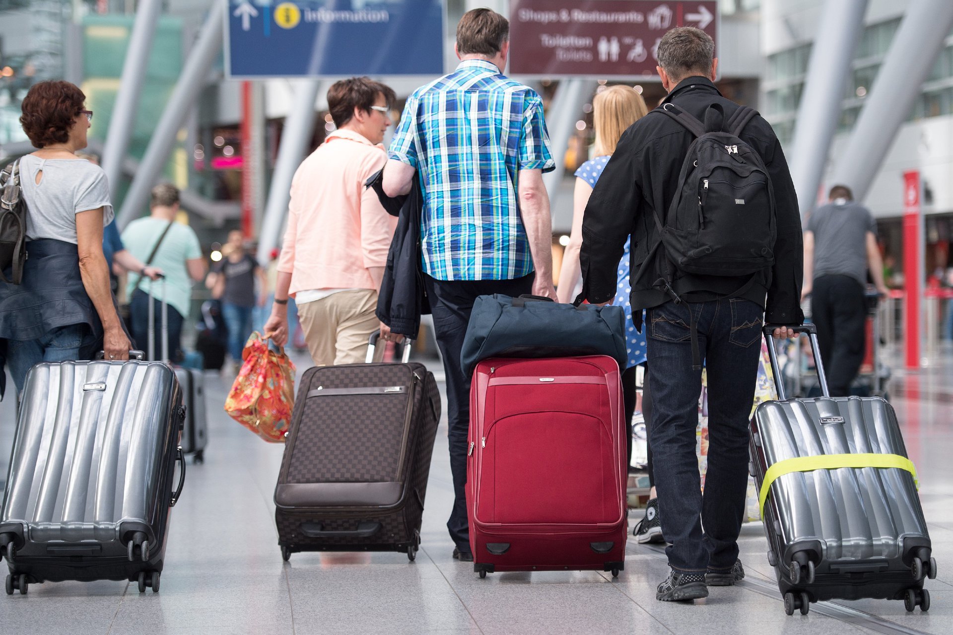 Люди в аэропорту с чемоданами
