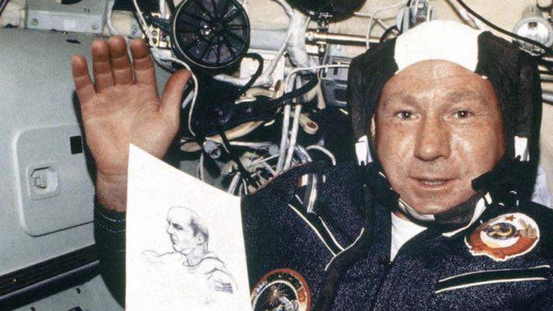 Леонов впервые вышел в открытый космос. Леонов космонавт.
