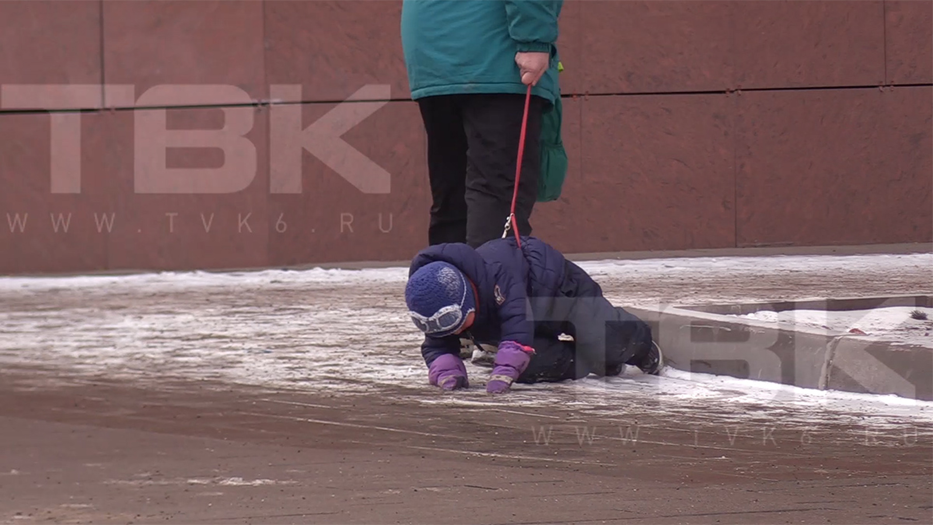 на ребенка упала тумба