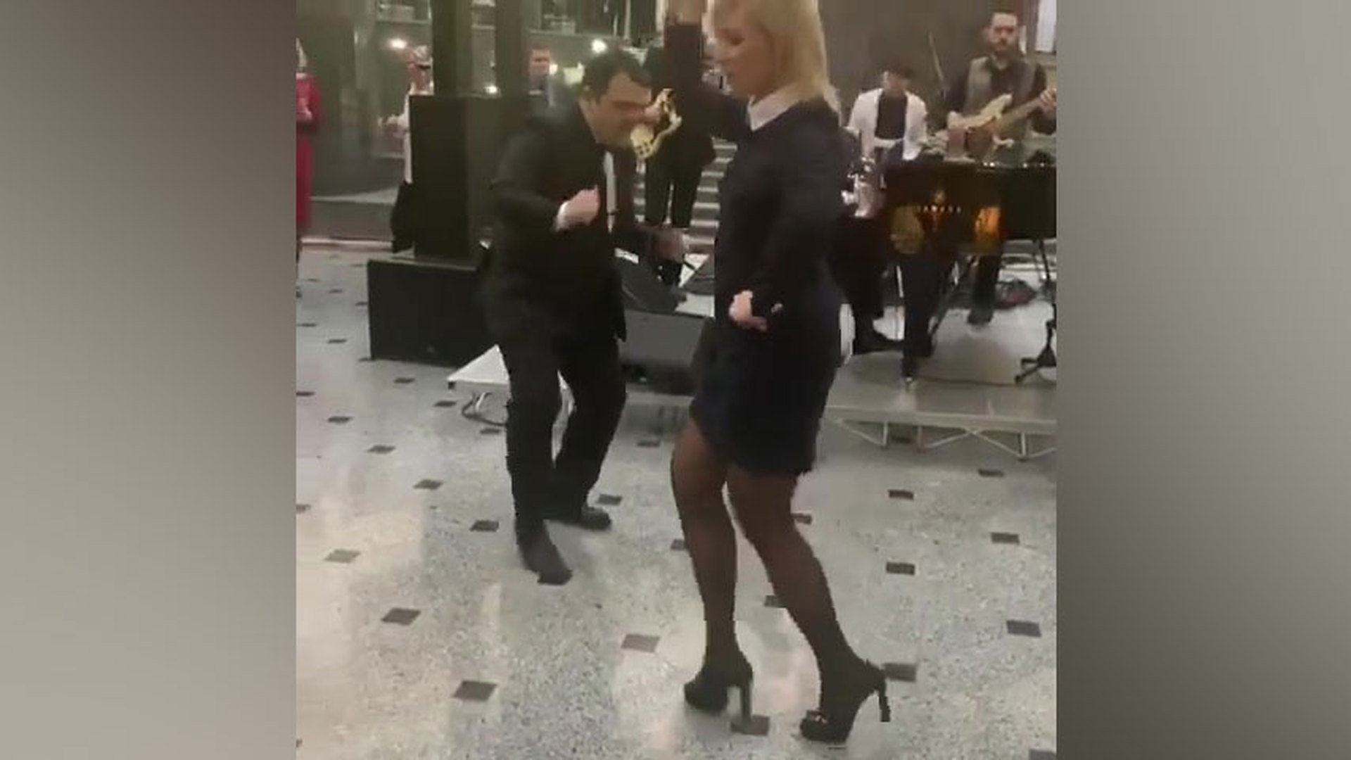 Мария Захарова танцует на корпоративе МИД