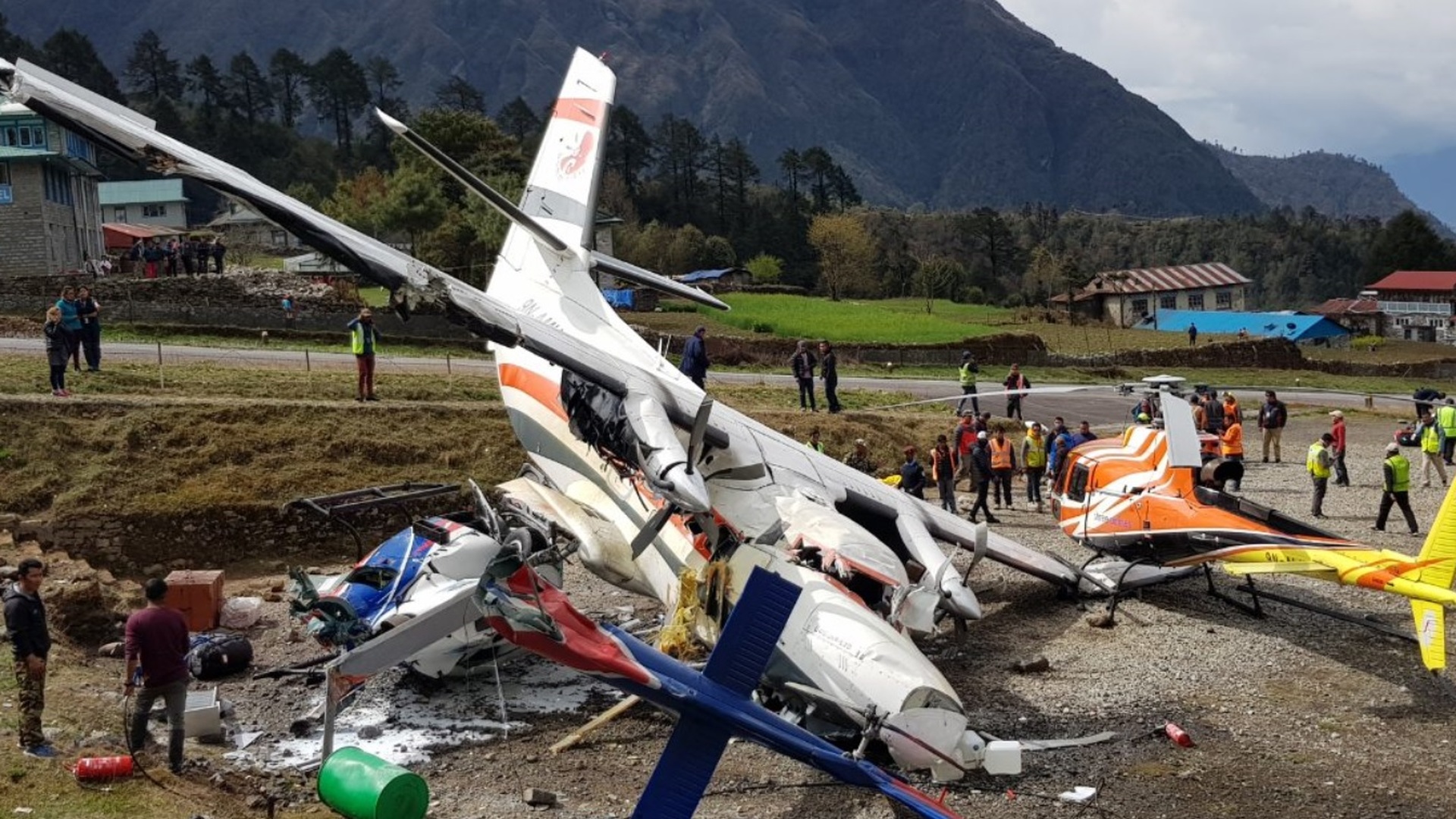 Трагедия авиакатастрофа. Аэропорт Тенцинг-Хиллари, Лукла, Непал. Аэропорт Лукла Непал катастрофы. Лукла Тенцинг-аэропорт Хиллари. Аэропорт имени Тенцинга и Хиллари – Лукла, Непал.