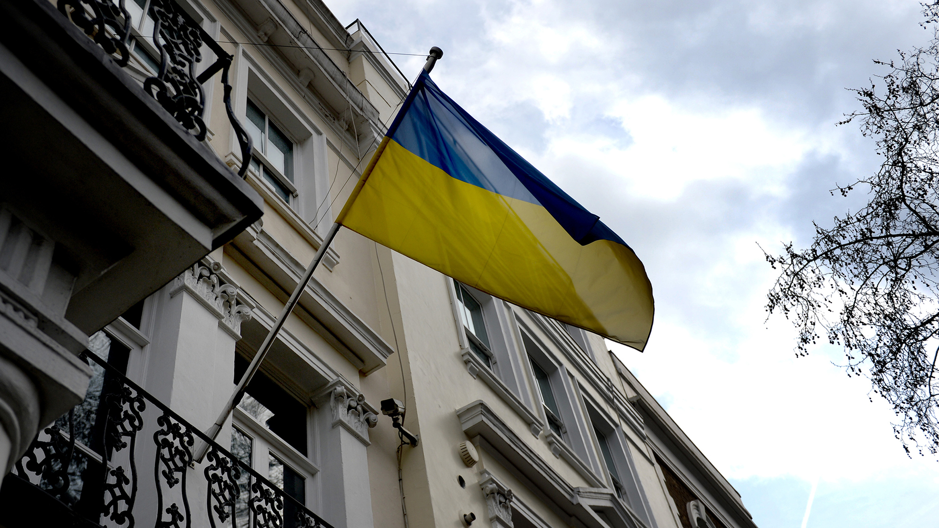 Посольство украины в душанбе. Посольство Украины в Лондоне. Посольство России в Лондоне флаг Украины. Посольство России в Украине. Флаг Украины на посольство в Лондоне.
