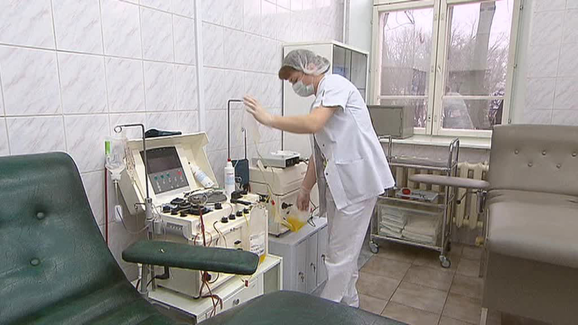 Сайт поликлиники 10 иркутска. Больница 10 Иркутск. Доктор борется с раковой опухолью фото.