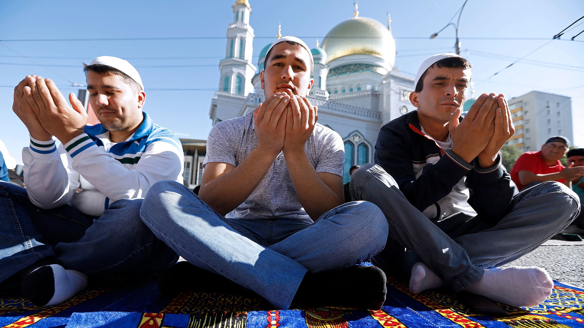 Ураза байрам на чеченском. Уразан байран в России. Что такое Ураза байрам у мусульман. Ураза-байрам мечеть Чечня. Ураза байрам в Чечне.