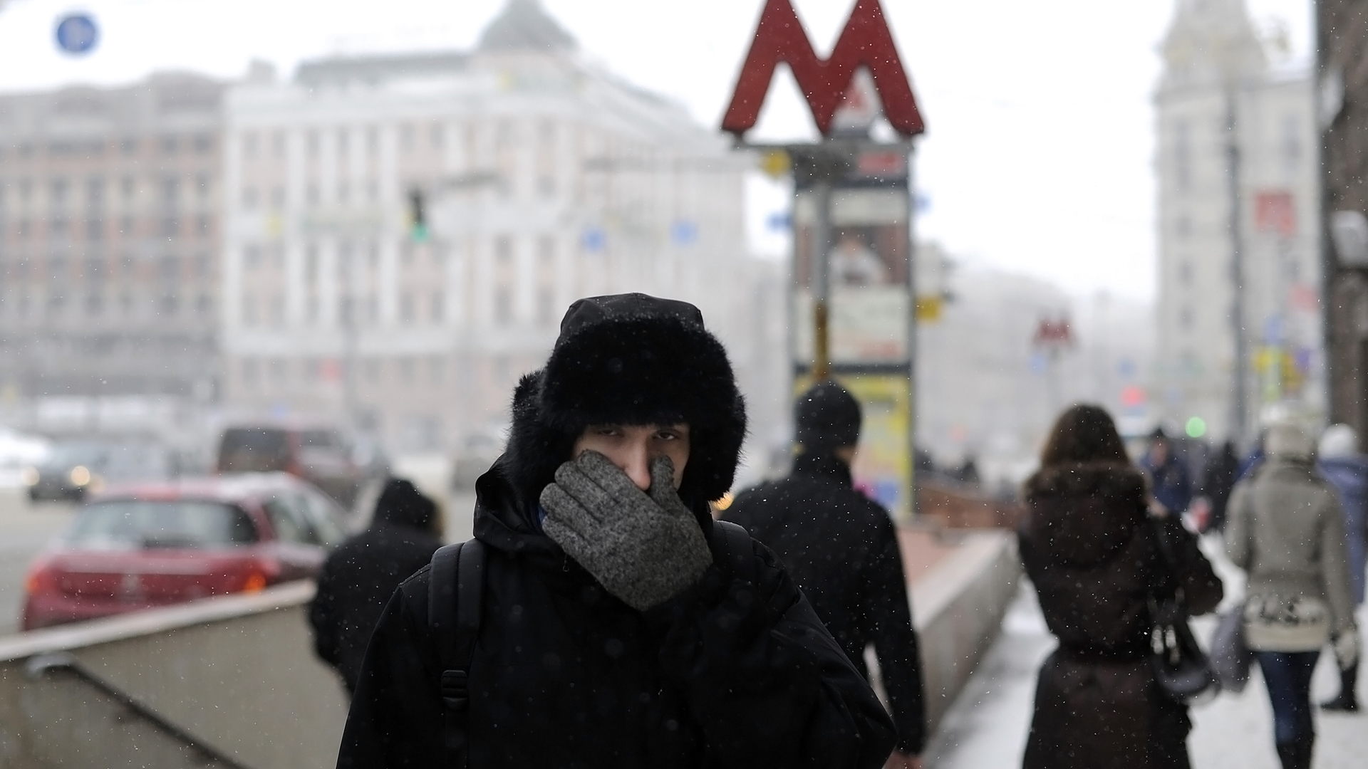 Сильные морозы сковали. Москва зима люди. Люди в Москве зимой. Москвичи люди. Холод в Москве.