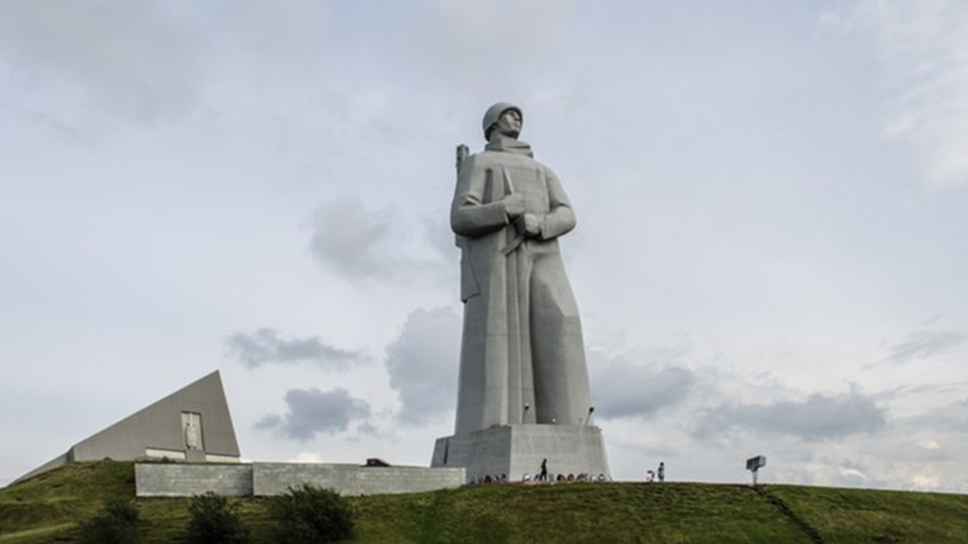 Лестница длиной 5 метров упирается одним концом