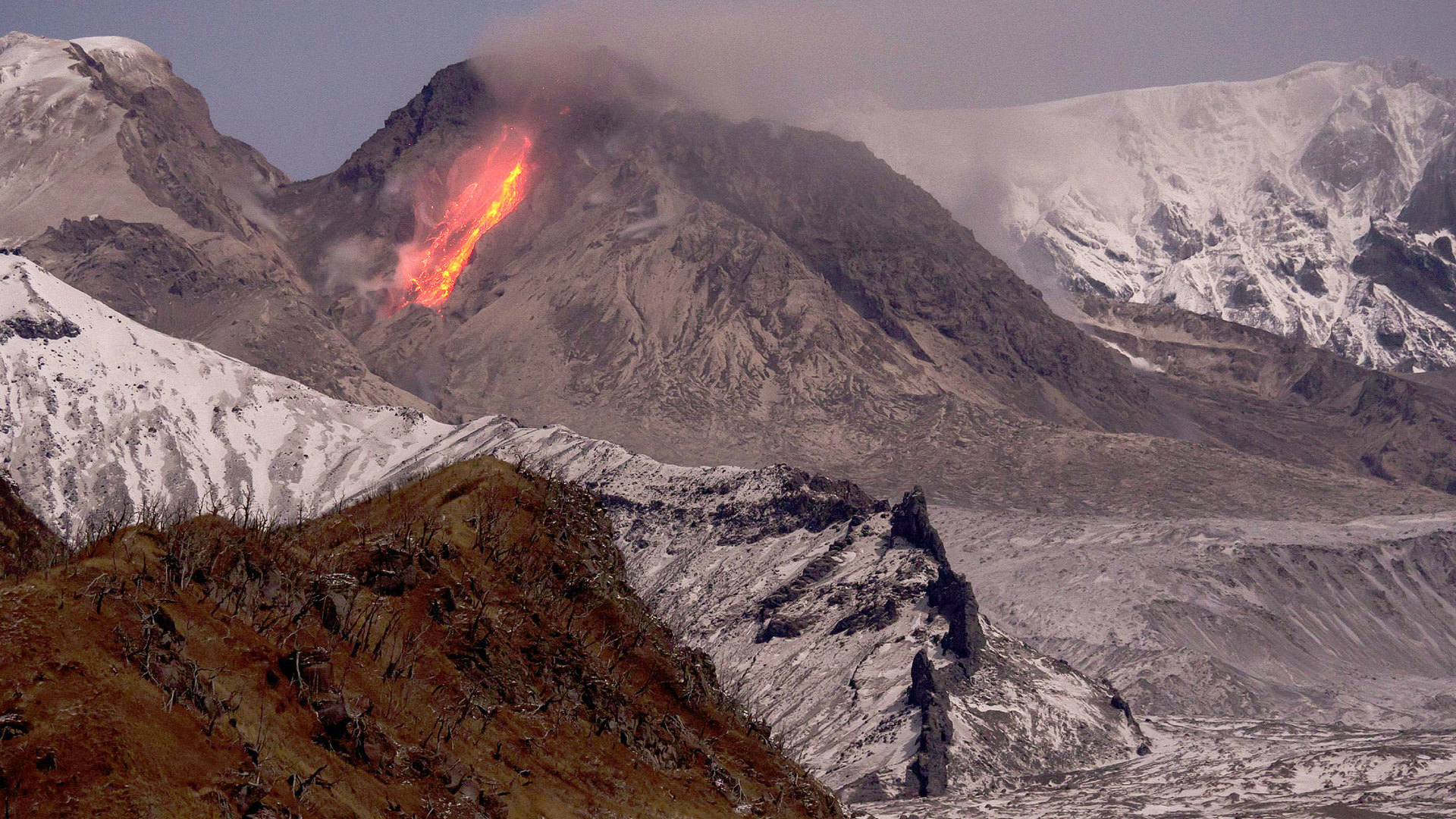 Шивелуч (последнее извержение: март 2015 года).