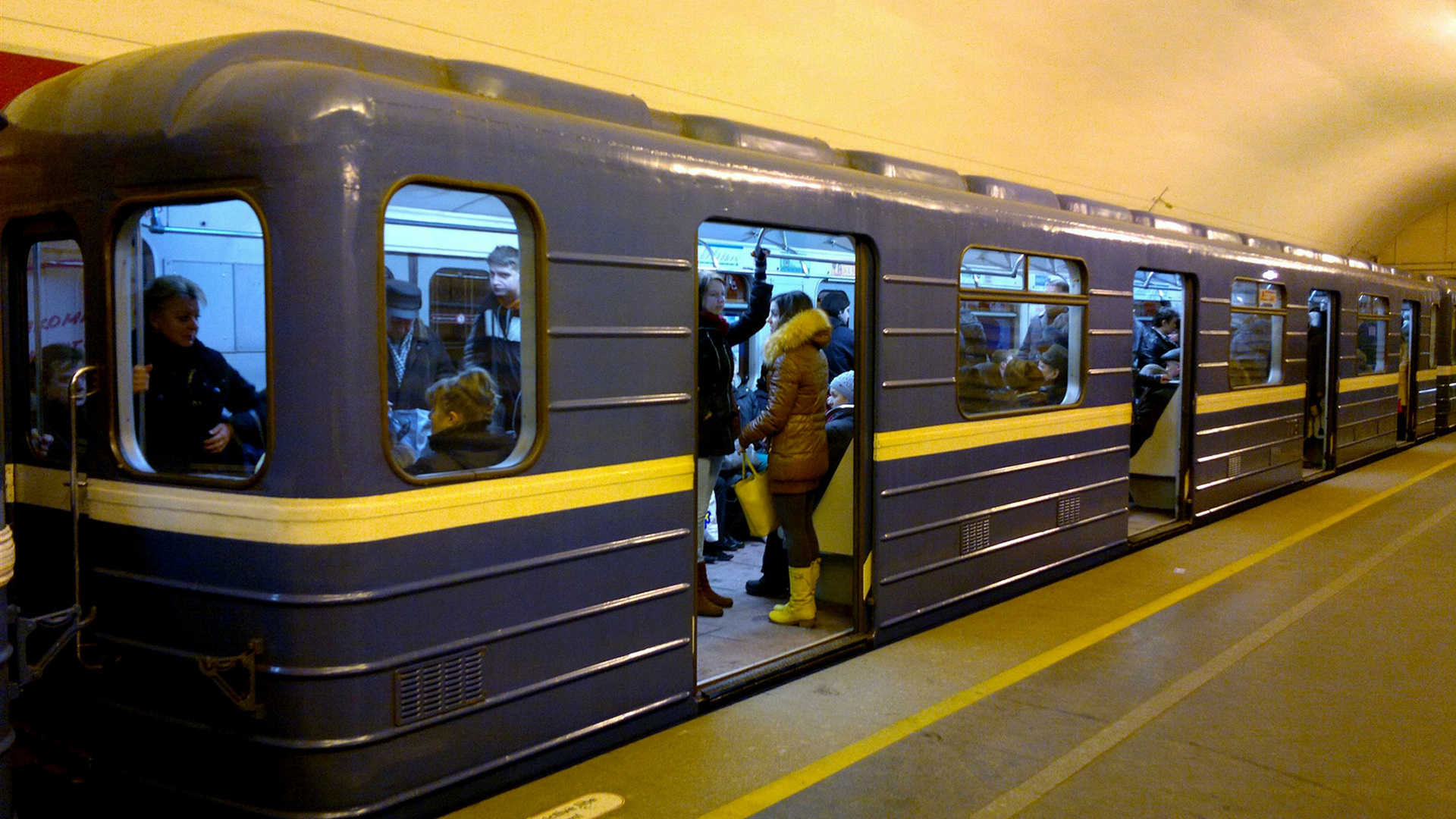 Поезд в метро спб