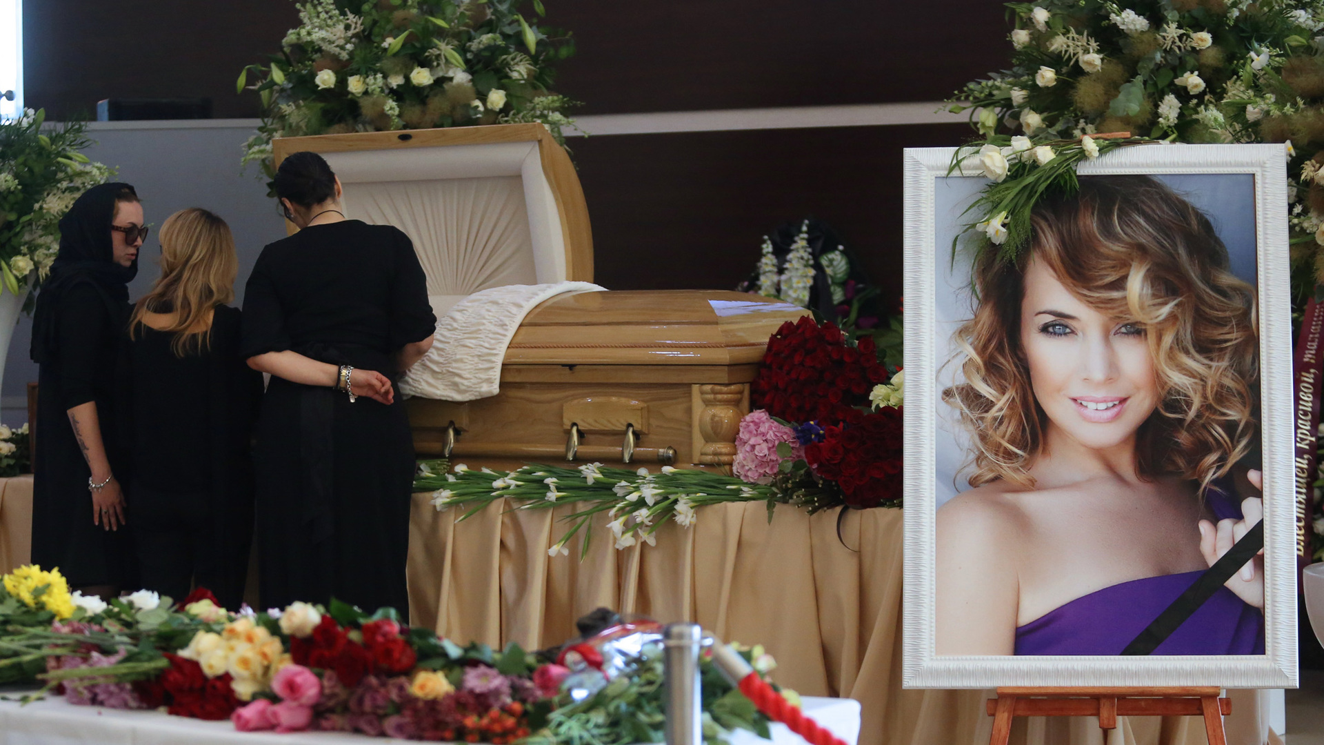 Фото похорон жанн. Смерть Жанны Фриске. Похороны Жанны Фриске 2015. Похороны Жанны Фриске фото.