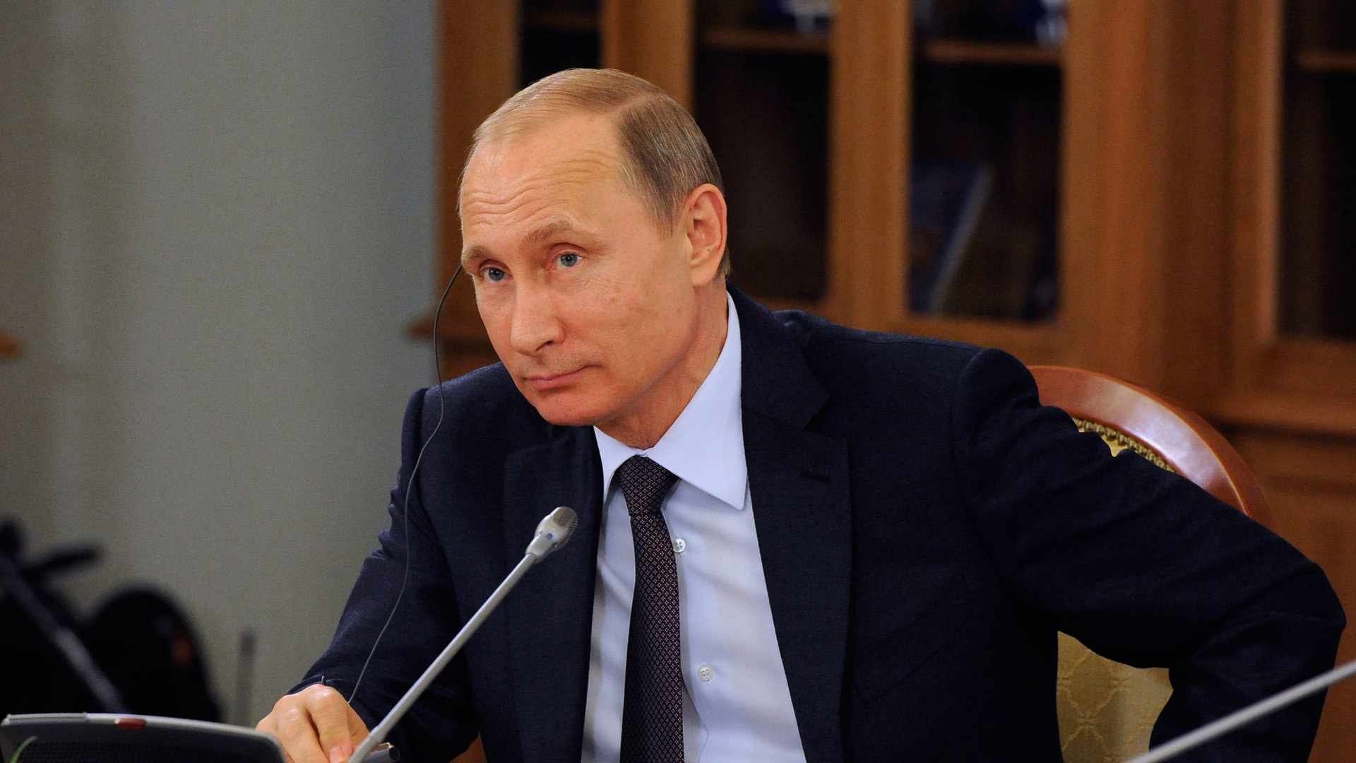 Путин Владимир Владимирович за столом