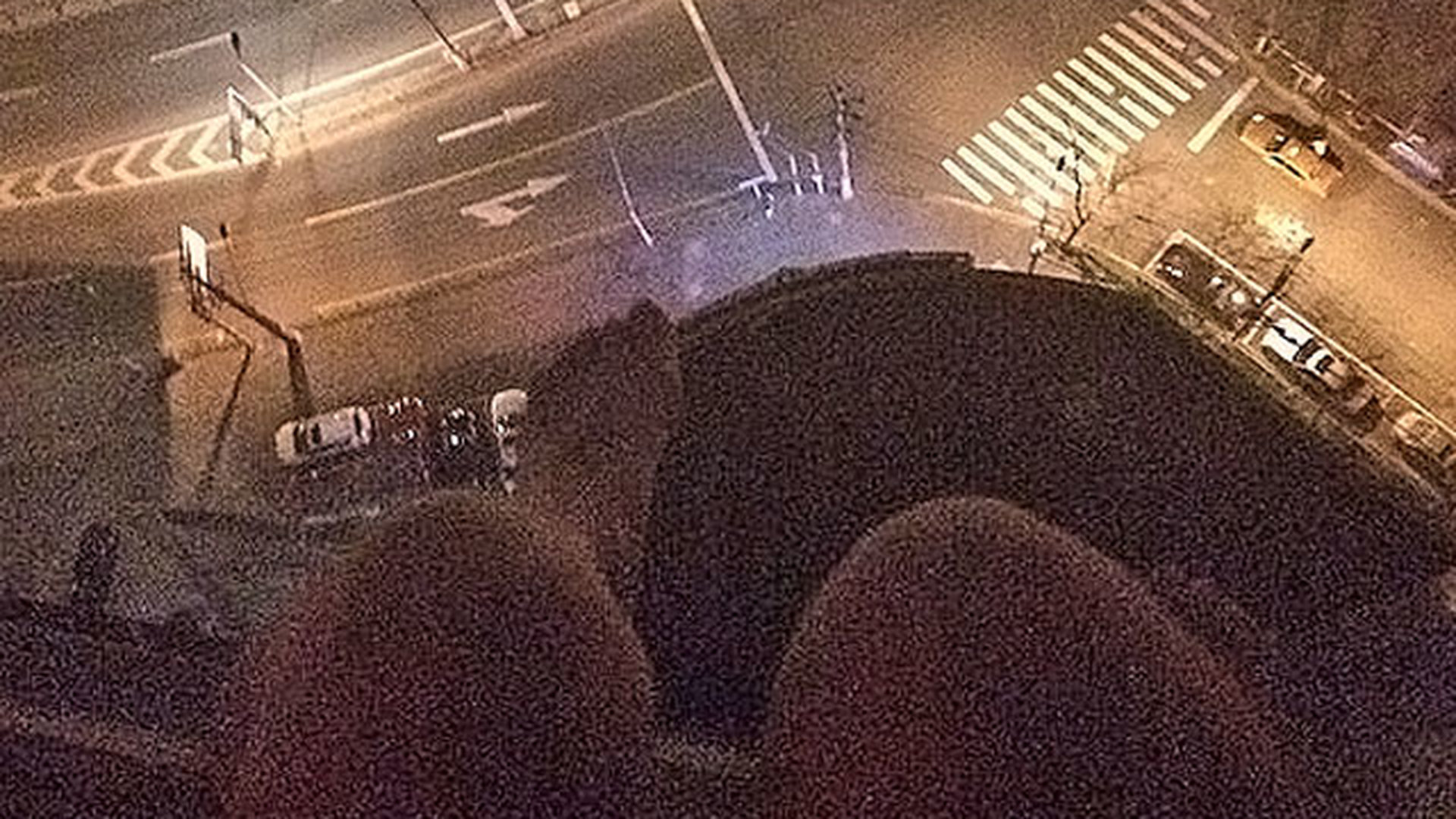 Ноги на крыше ночью
