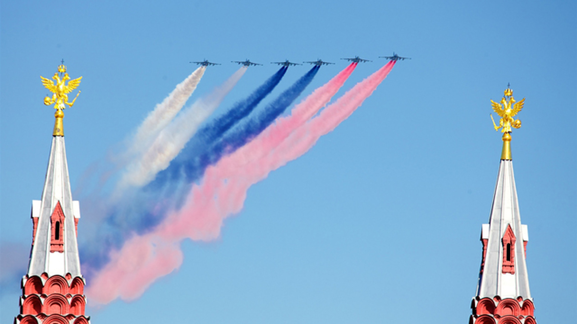 Флаг России в небе самолеты