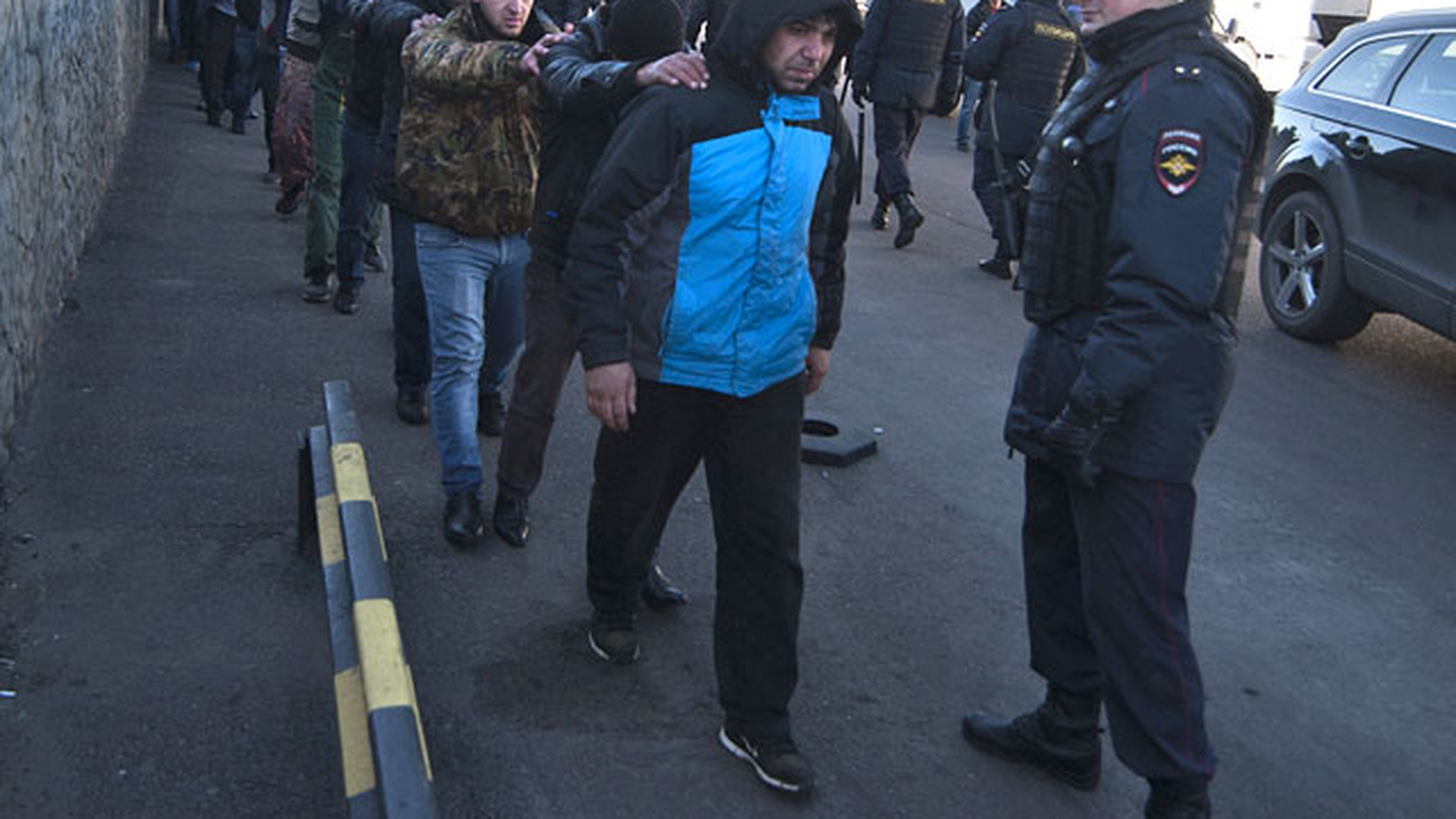 Стрельба в бирюлево западное сегодня. Беспорядки в Бирюлево 2013. Погром в Бирюлево октябрь 2013. Бирюлево овощебаза беспорядки.