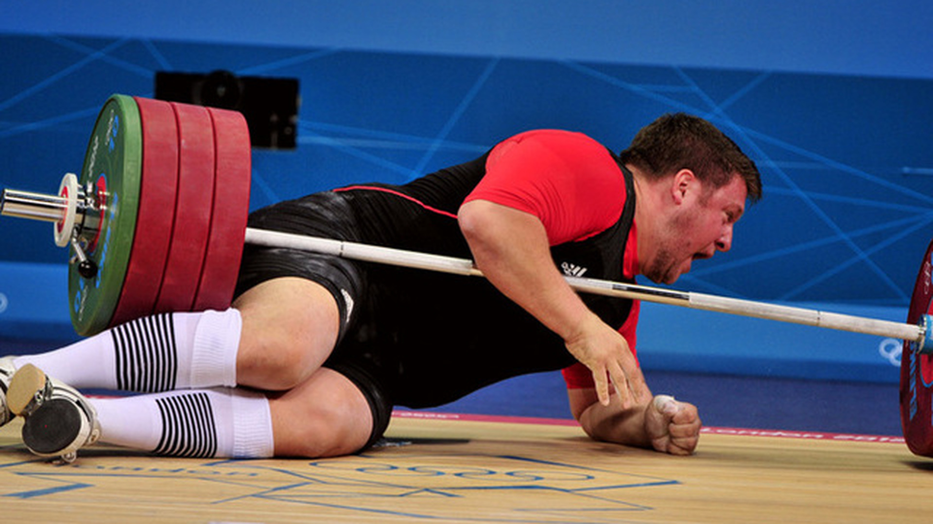 Спортсмены на соревнованиях по тяжелой атлетике. Маттиас Штайнер штангист 2012. Тяжелая атлетика штанга. Травмы штангистов. Тяжелая атлетика травмы.