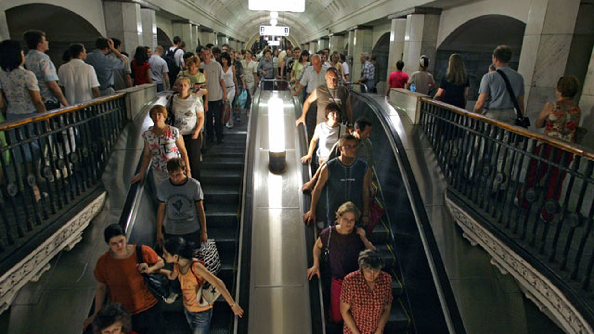 Пассажиры сколько минут. Бауманская час пик эскалатор. Люди на платформе метро. Люди на эскалаторе в метро. Опасности в метро.