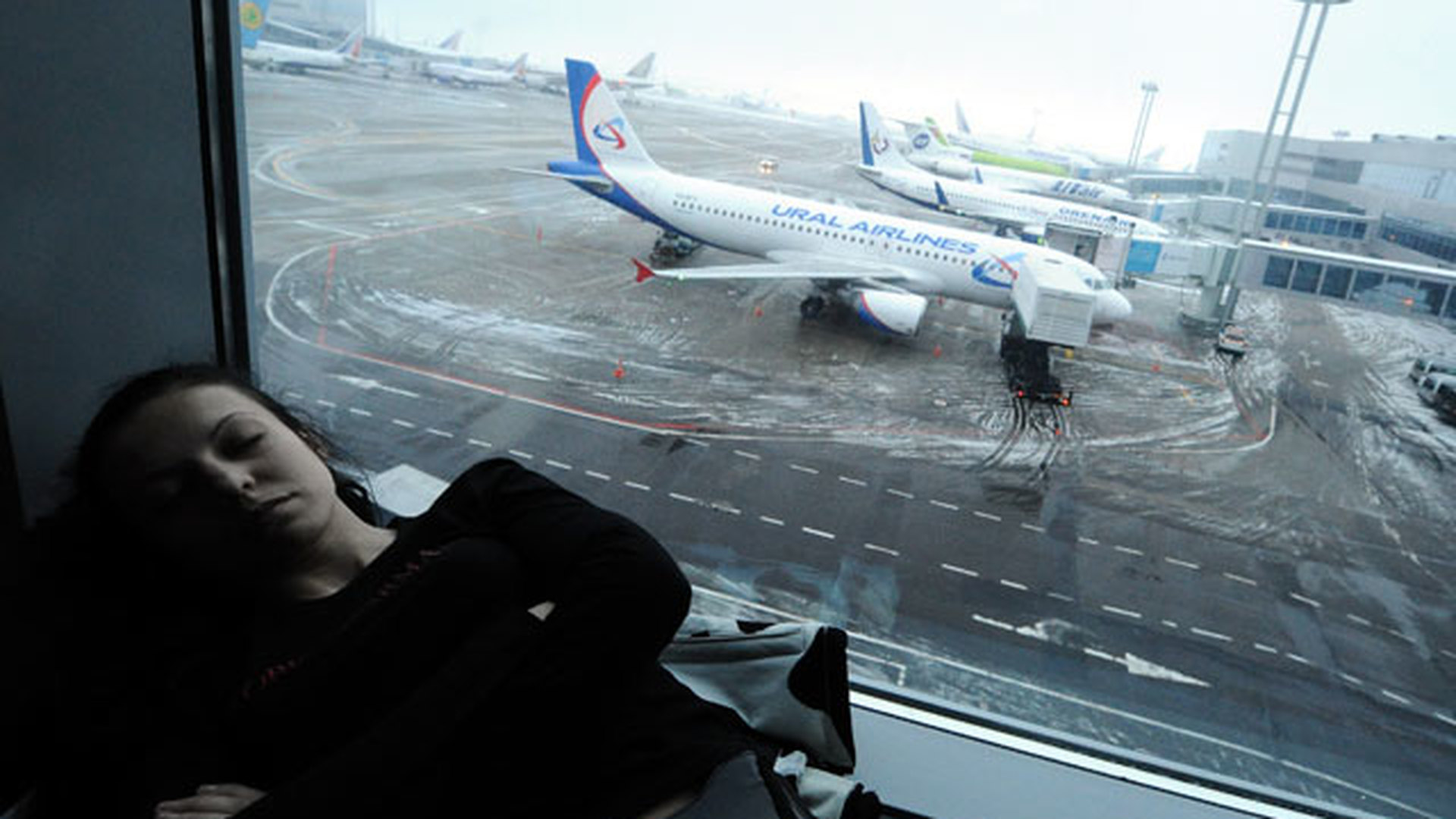 Аэропорт домодедово азиаты. Аэропорт Домодедово 2012 самолёты. Вид из окна аэропорта. Самолет из окна аэропорта Шереметьево. Вид из аэропорта на самолеты.