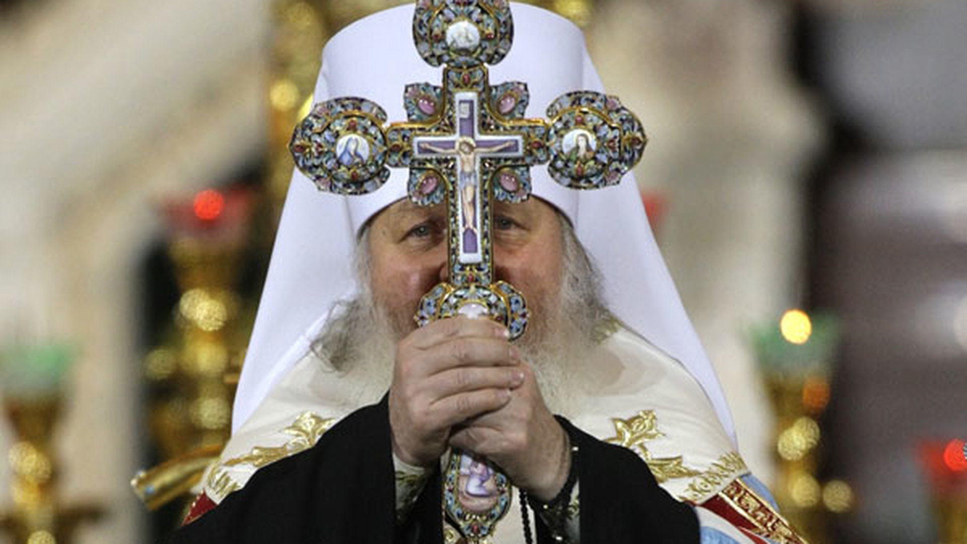 Патриарх Кирилл благословляет крестом