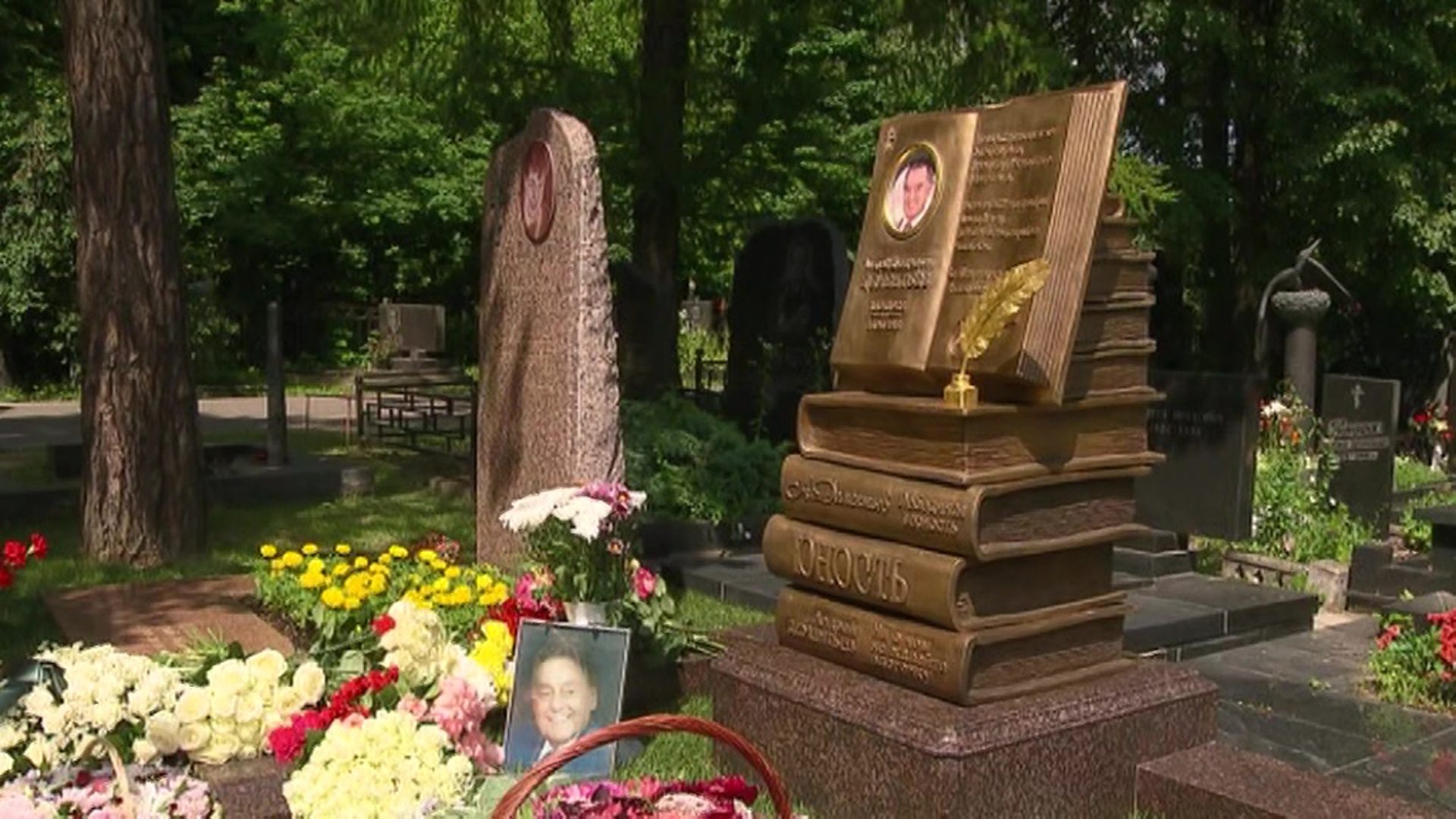 Памятник Андрею Дементьеву на Кунцевском кладбище