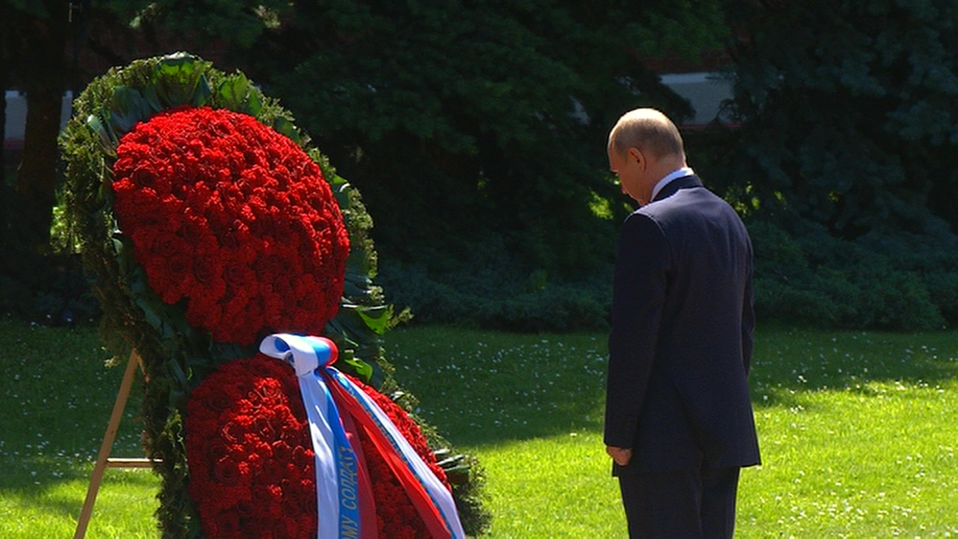 Путин возлагает цветы к могиле неизвестного солдата фото