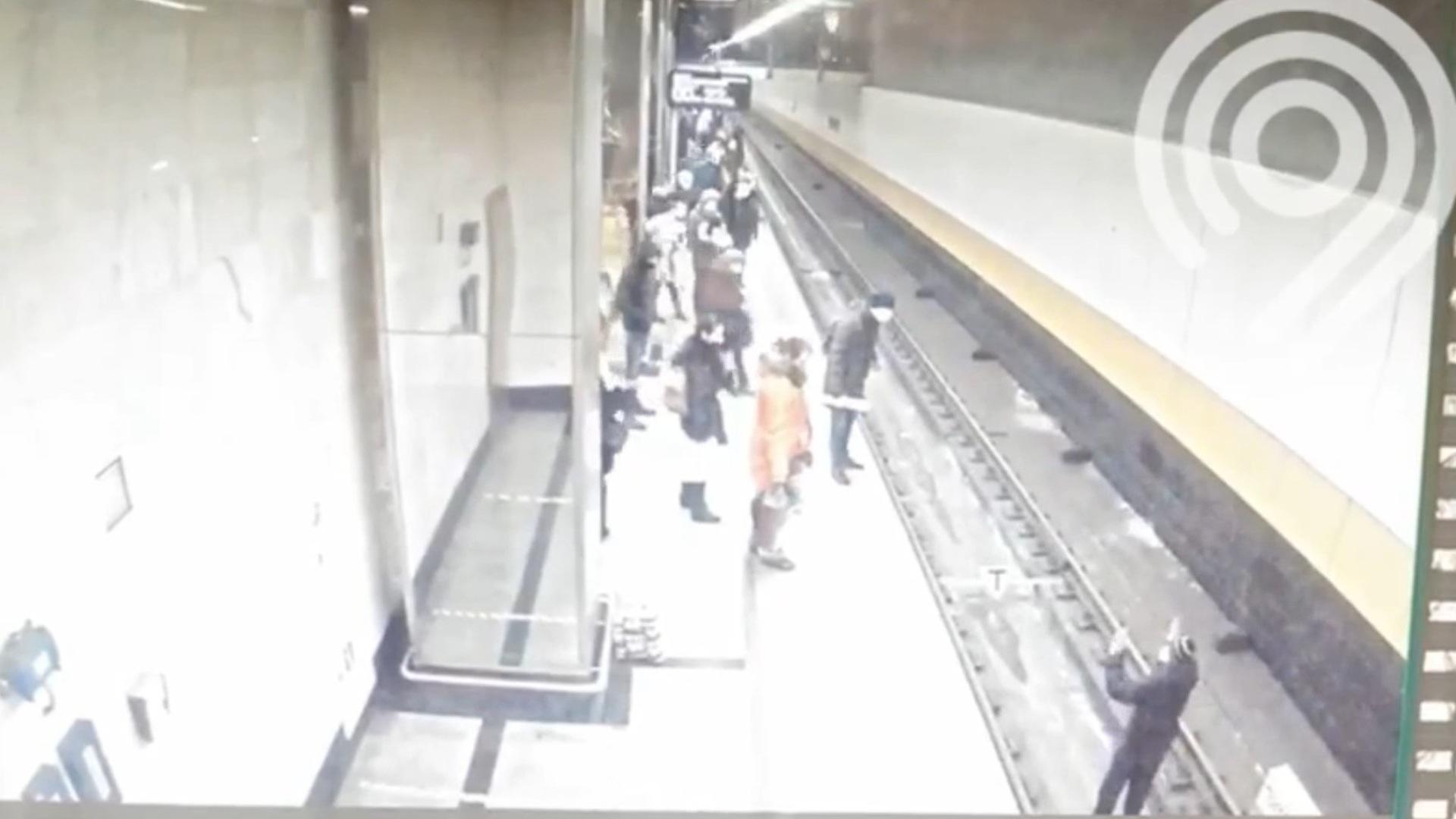 Мужчина столкнул девушку в метро. Прыгнул под поезд в метро. Люди прыгнувшие на рельсы в метрополитене. Мужчина упал на рельсы в метро. Мужчина на рельсах в метро.